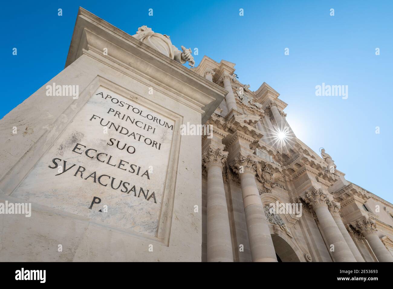 La facciata in marmo della Cattedrale di Siracusa è da cui è stato girato sotto in una giornata estiva soleggiata Foto Stock