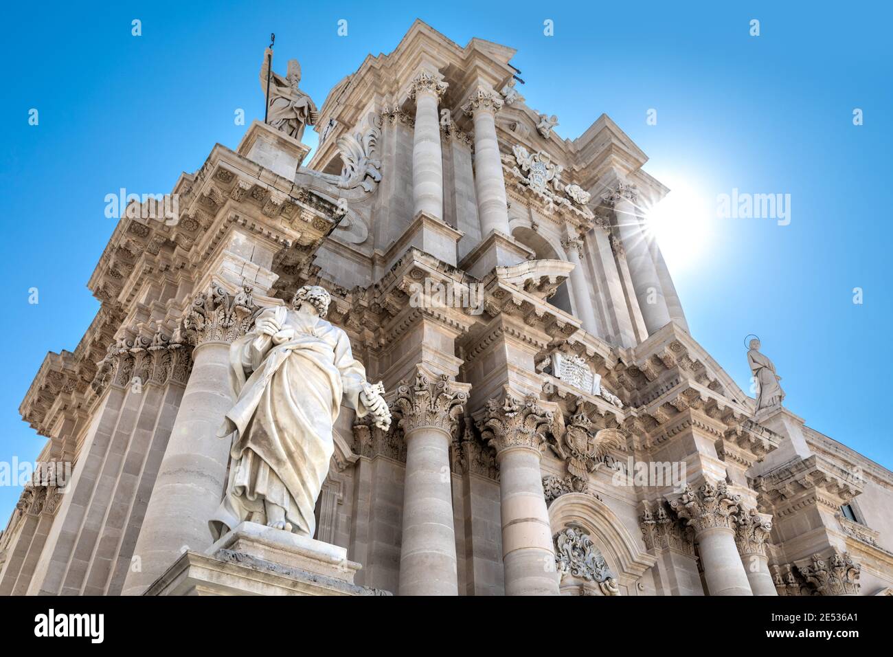 La facciata in marmo della Cattedrale di Siracusa è da cui è stato girato sotto in una giornata estiva soleggiata Foto Stock