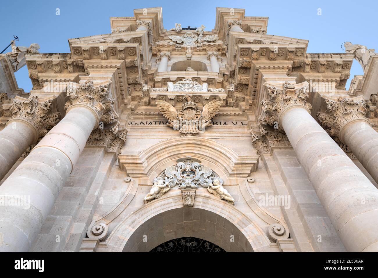 La facciata in marmo della Cattedrale di Siracusa è da cui è stato girato sotto in una giornata estiva soleggiata Foto Stock