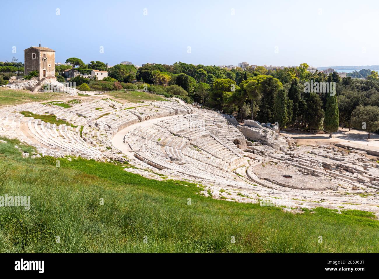 Ampio angolo di vista dell'antico Teatro Greco di Siracusa in una soleggiata giornata estiva Foto Stock