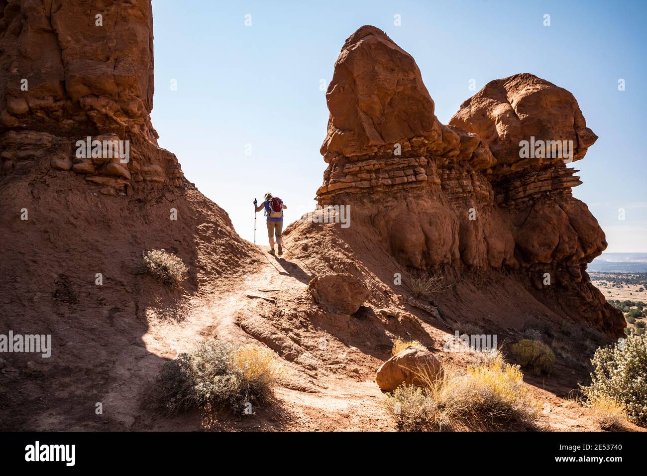 Una donna che fa un'escursione sul Sentinel loop trail nel Kodachrome Basin state Park, Utah, USA. Foto Stock