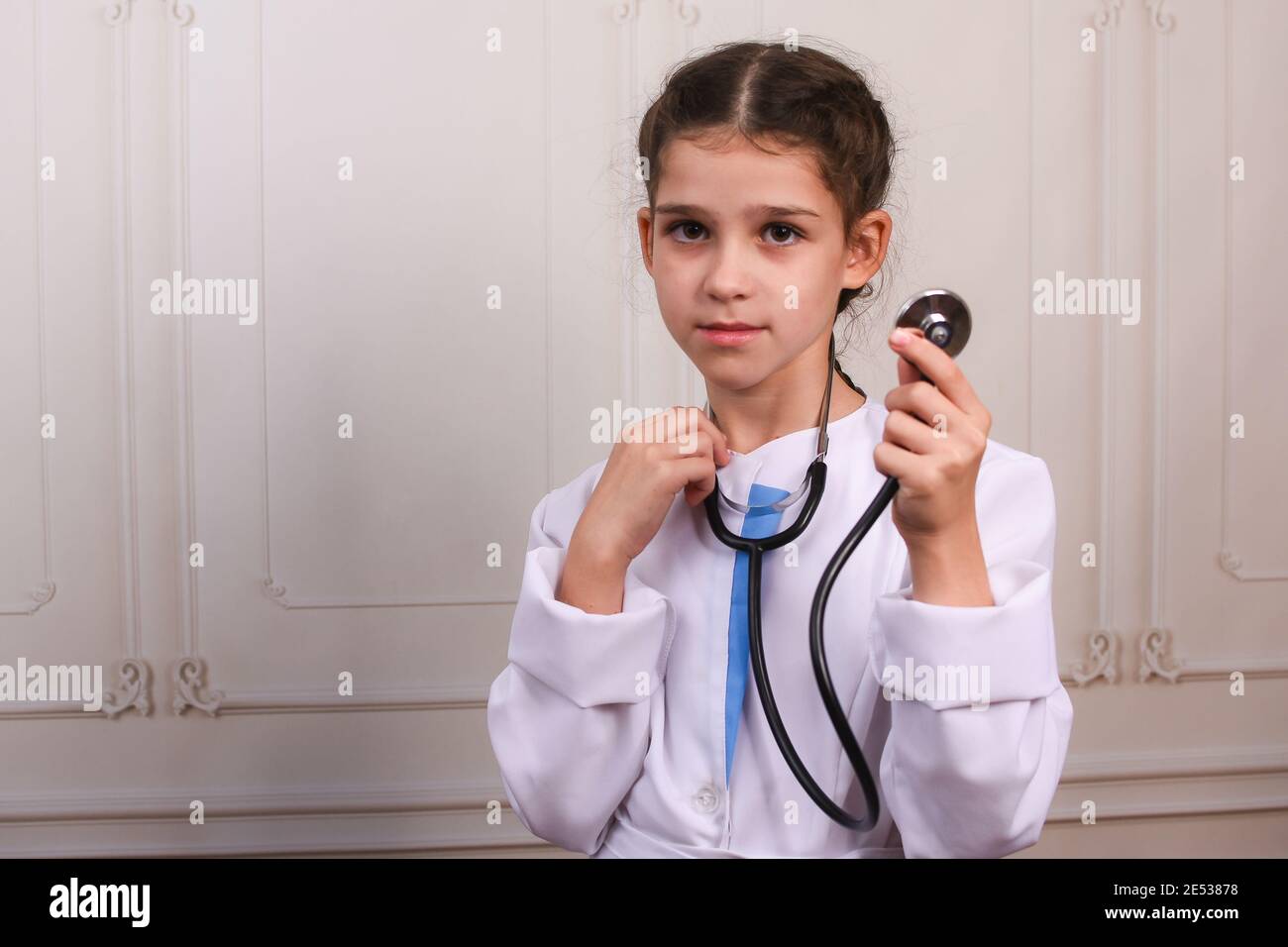 Carino bambina con stetoscopio, lei giocando medico. Foto Stock