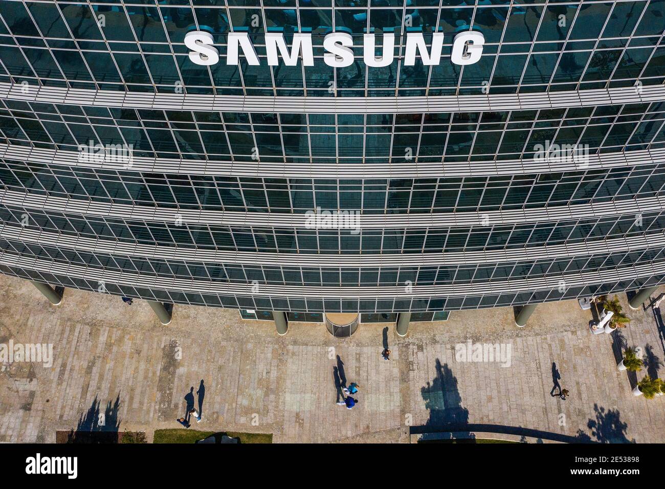 Grande segno del logo Samsung su un edificio aziendale nel campus Herzliya Hi Tech, immagine aerea. Foto Stock
