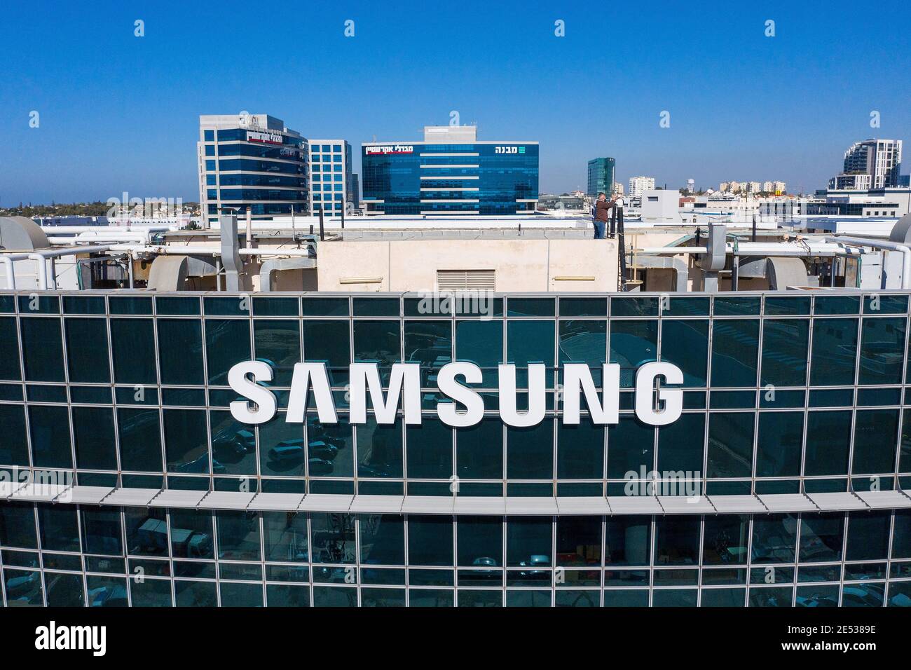 Grande segno del logo Samsung su un edificio aziendale nel campus Herzliya Hi Tech, immagine aerea. Foto Stock