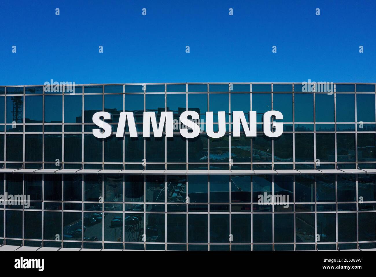 Grande segno del logo Samsung su un edificio aziendale nel campus Herzliya Hi Tech, immagine aerea. Foto Stock