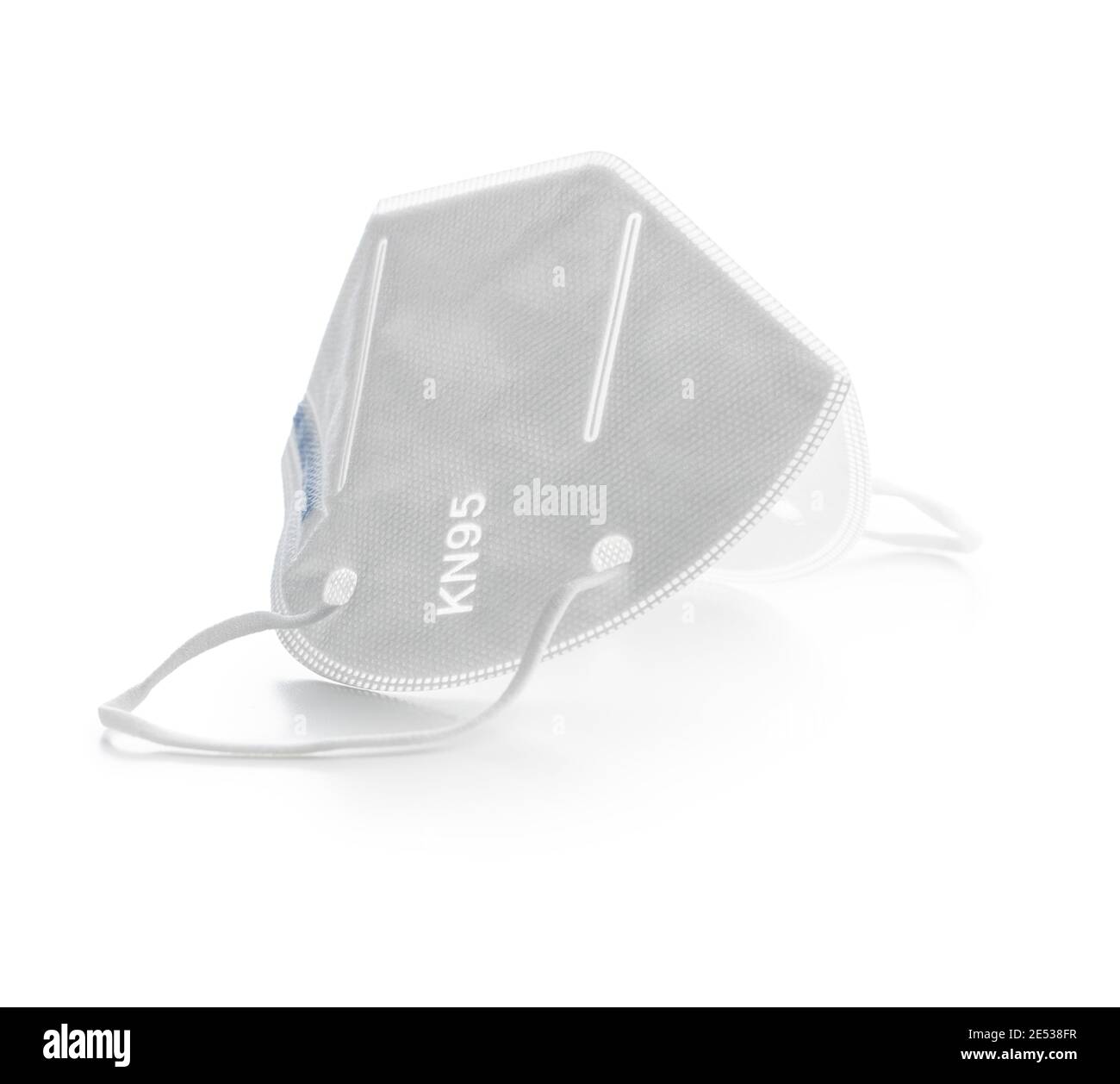 Maschera facciale KN95. Maschera FFP2 come protezione covid-19. Maschera di coronavirus isolata su sfondo bianco. Foto Stock