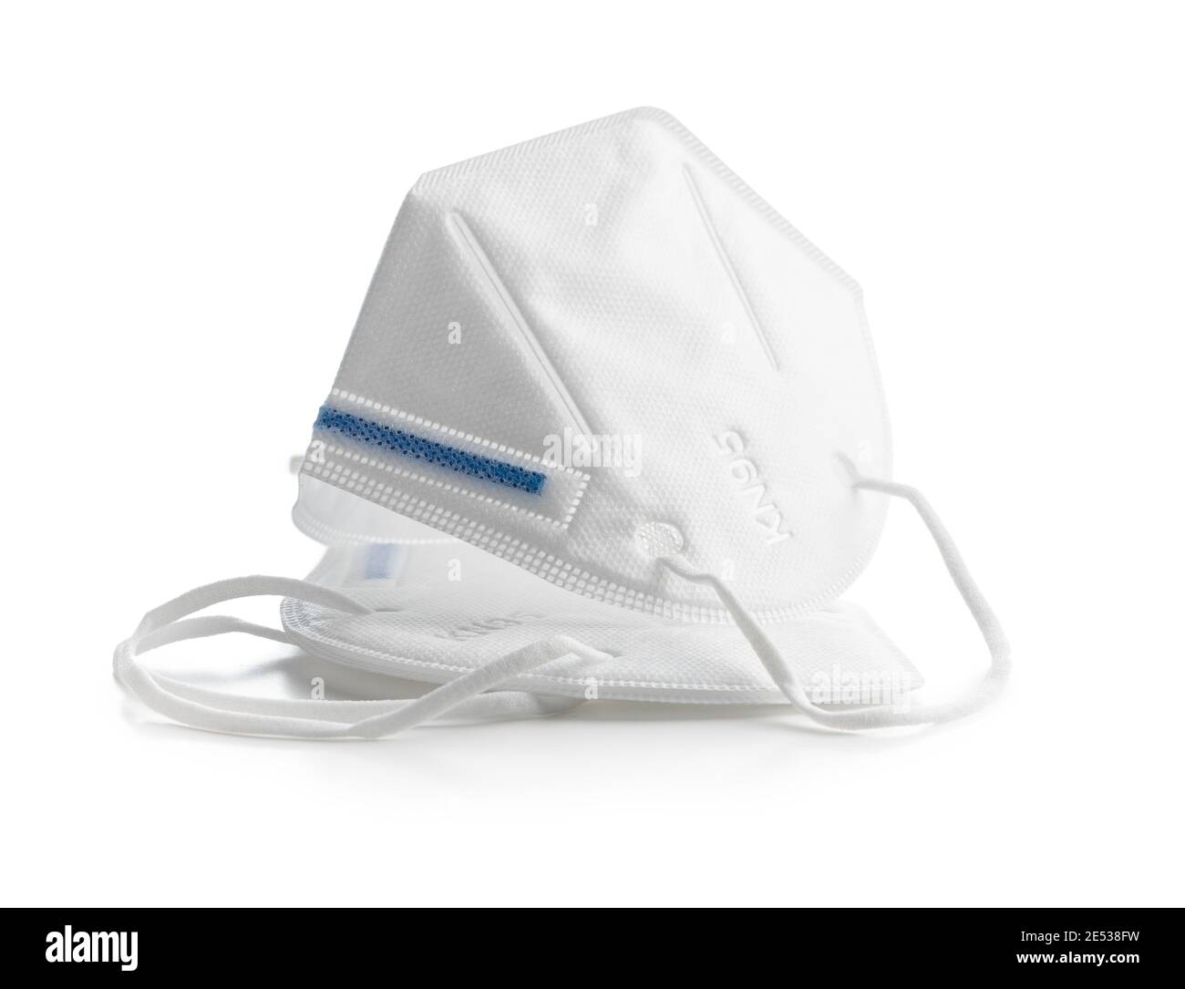 Maschera facciale KN95. Maschera FFP2 come protezione covid-19. Maschera di coronavirus isolata su sfondo bianco. Foto Stock