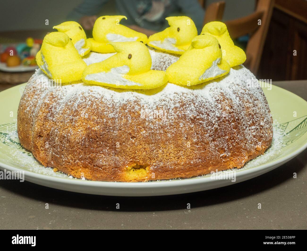 Babka è una torta di lievito spugnosa che viene tradizionalmente cotta per la domenica di Pasqua in Polonia, Bielorussia, Ucraina e Russia occidentale Foto Stock