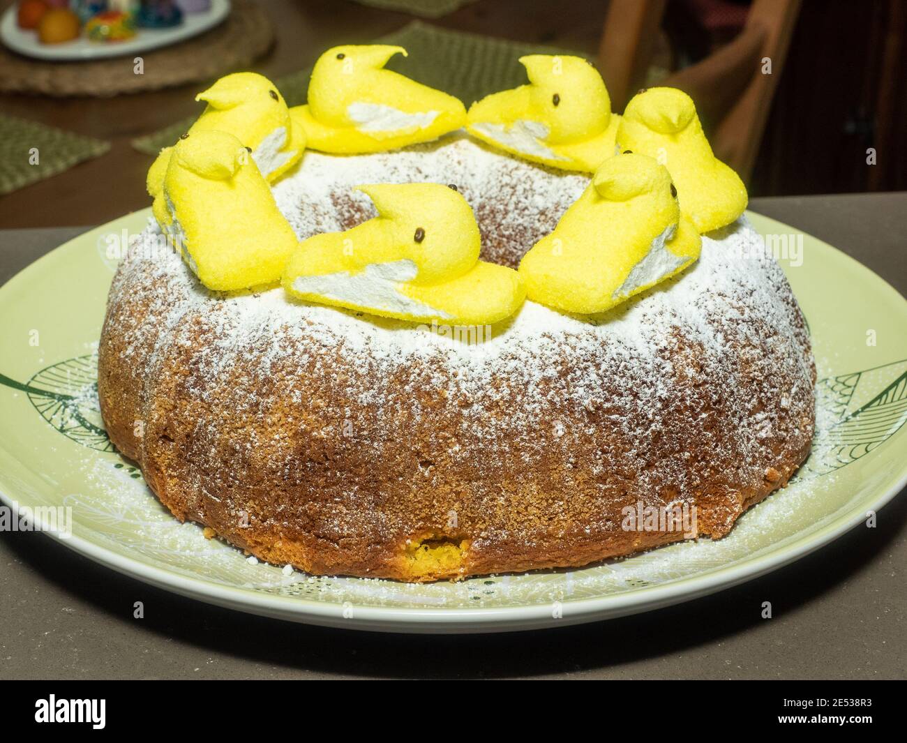 Babka è una torta di lievito spugnosa che viene tradizionalmente cotta per la domenica di Pasqua in Polonia, Bielorussia, Ucraina e Russia occidentale Foto Stock