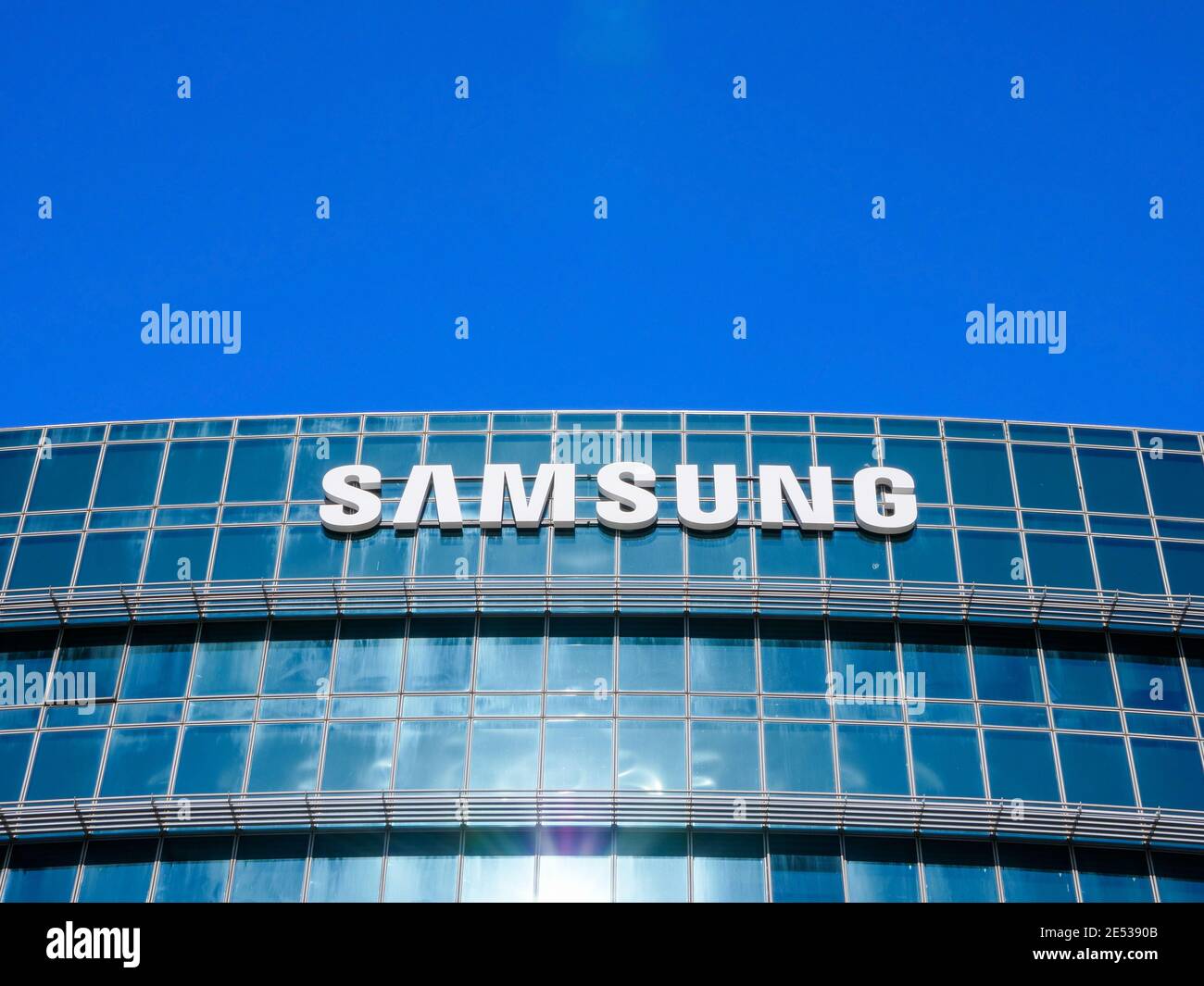 Grande segno del logo Samsung su un edificio aziendale nel campus Herzliya Hi Tech, immagine aerea. Foto Stock