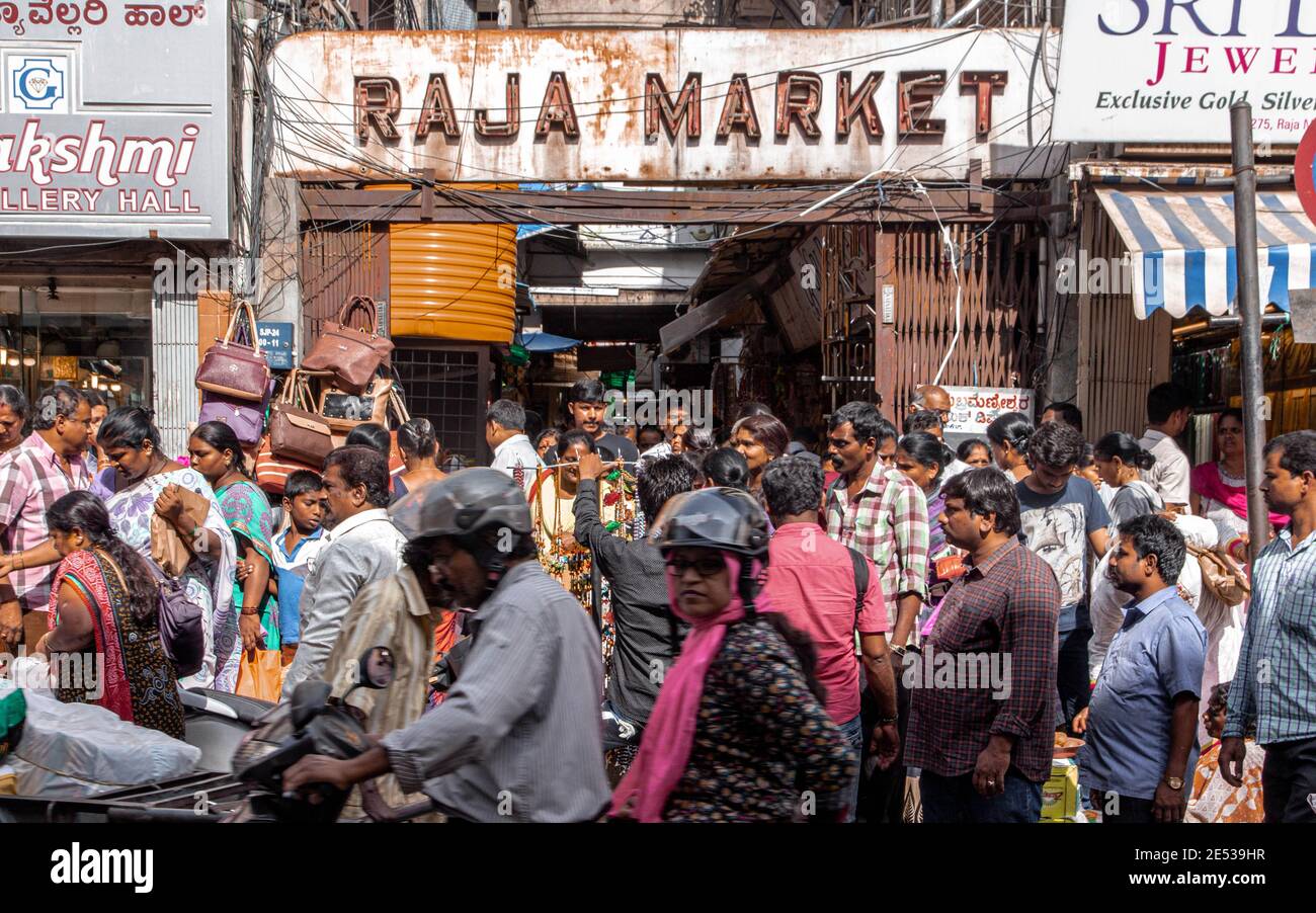 Mercato affollato, affollato e rumoroso con molte persone che passano a Bangalore, India. Foto Stock