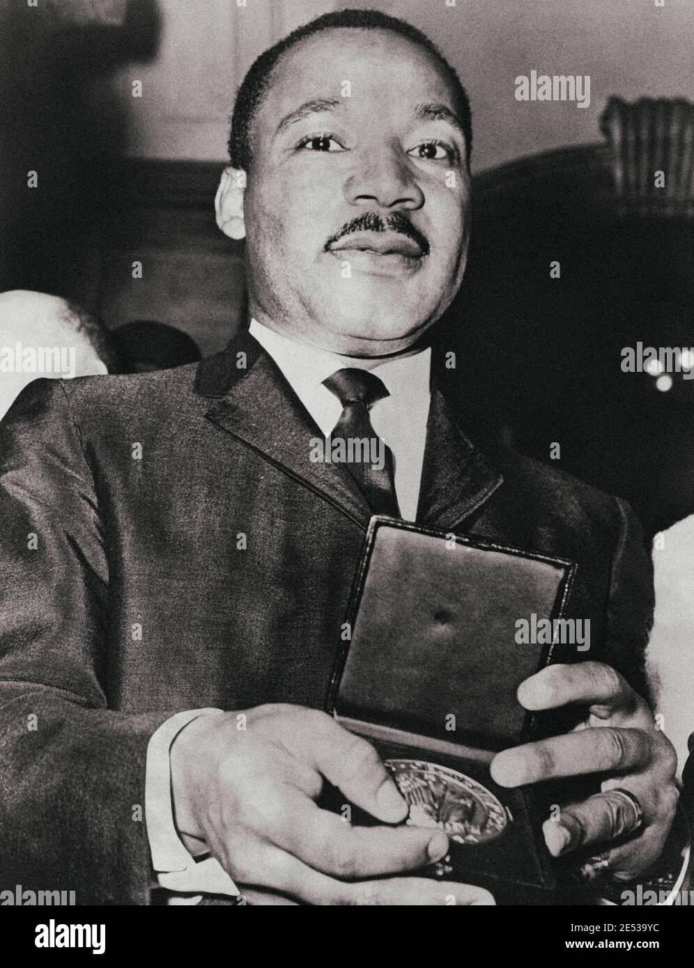 Il Dr. Martin Luther King mostra il suo medaglione ricevuto dal Sindaco Wagner. 1964 Foto Stock