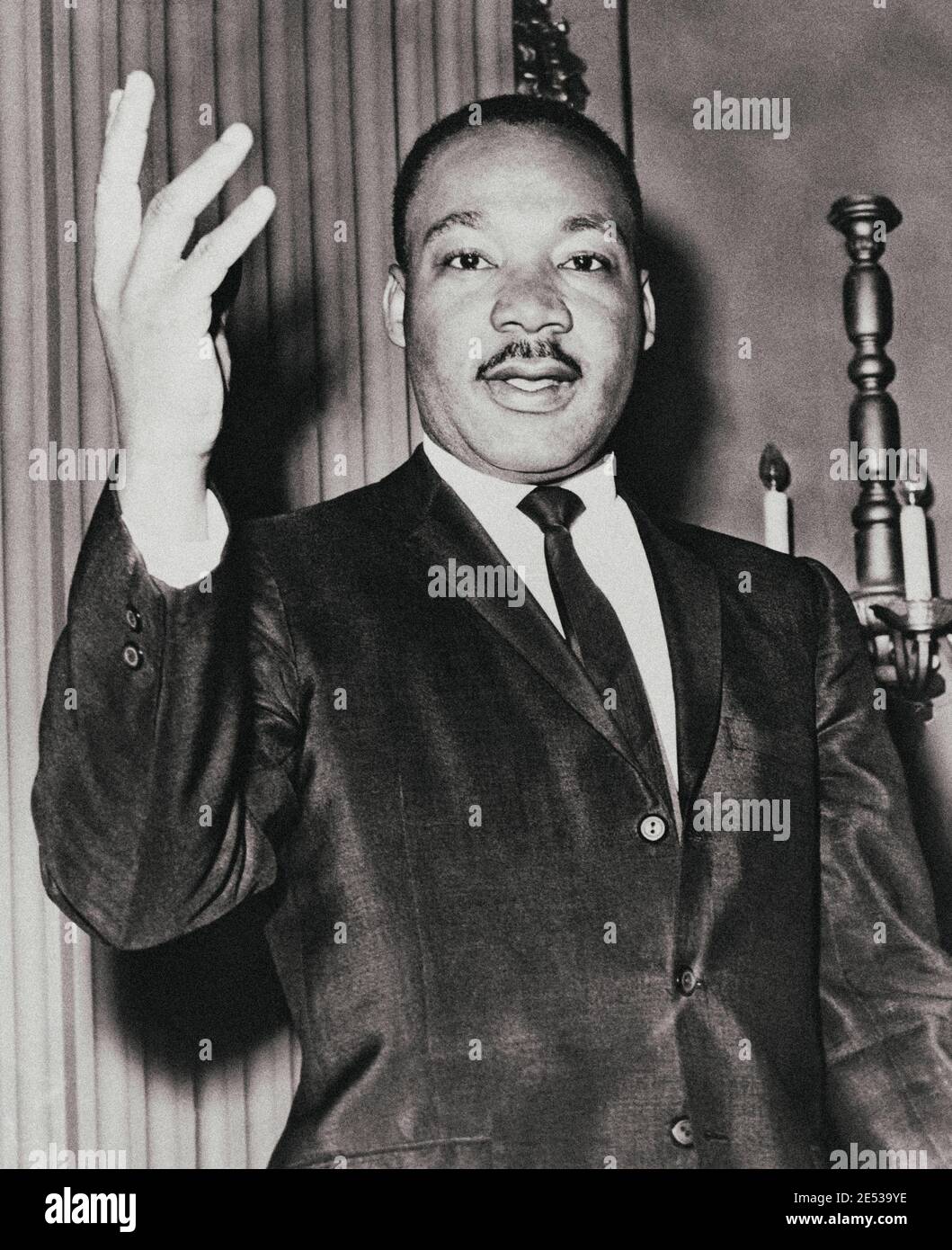 Dr. Martin Luther King, Jr., ritratto a mezza lunghezza, rivolto verso la parte anteriore. 1964 Foto Stock