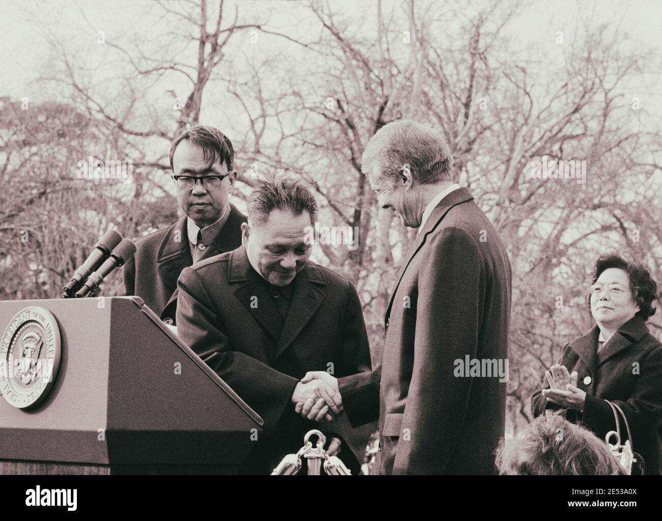 Il vice Premier cinese Deng Xiaoping scuote le mani con il presidente Jimmy carter alla Casa Bianca, Washington, D.C., USA. 20 gennaio 1979 Foto Stock