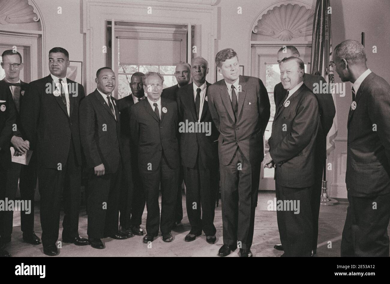I leader dei diritti civili si incontrano con il presidente John F. Kennedy nell'ufficio ovale della Casa Bianca dopo la marcia a Washington, D.C., USA. 28 agosto 19 Foto Stock