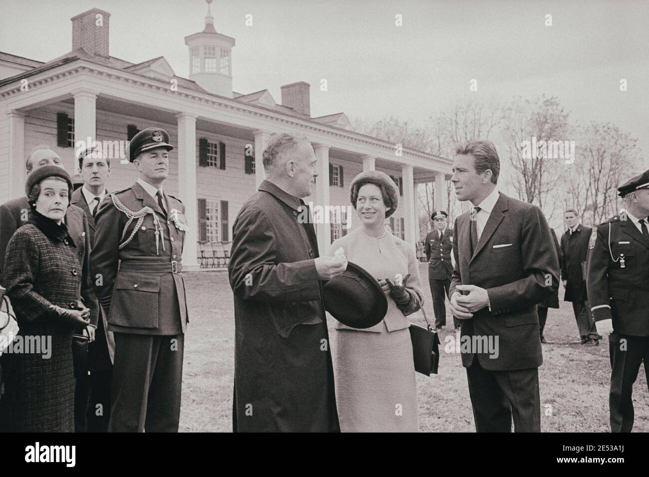 La Principessa Margaret (al centro) e Lord Snowdon (sulla destra) visitano il Monte Vernon e visitano la tomba di John F. Kennedy. STATI UNITI. 16 novembre 1965 Foto Stock