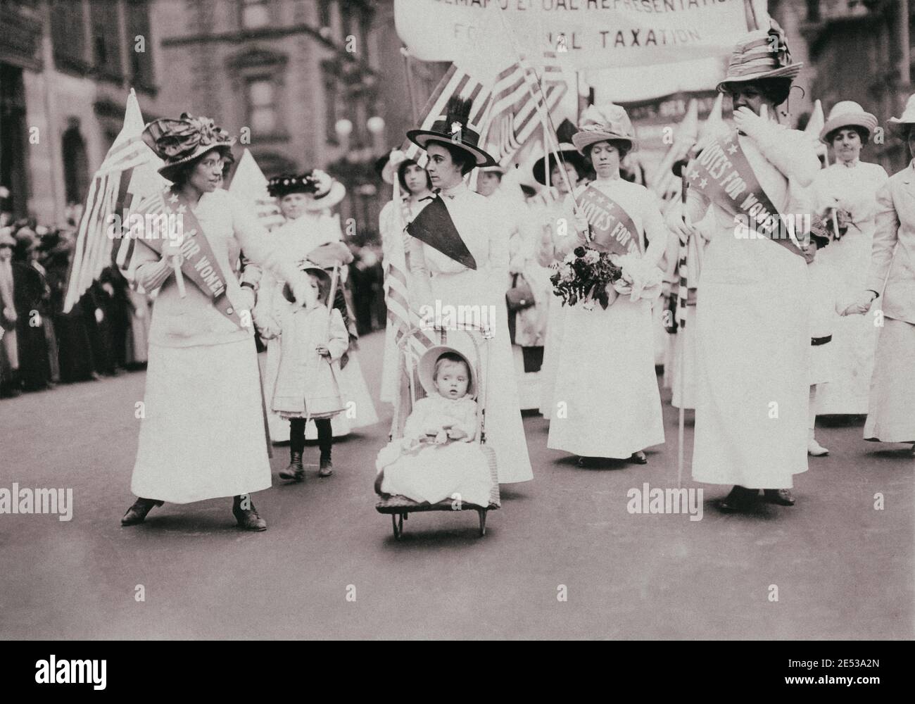 Foto d'epoca della sfilata suffragista di New York City. Il parader più giovane. STATI UNITI. 6 maggio 1912 Foto Stock
