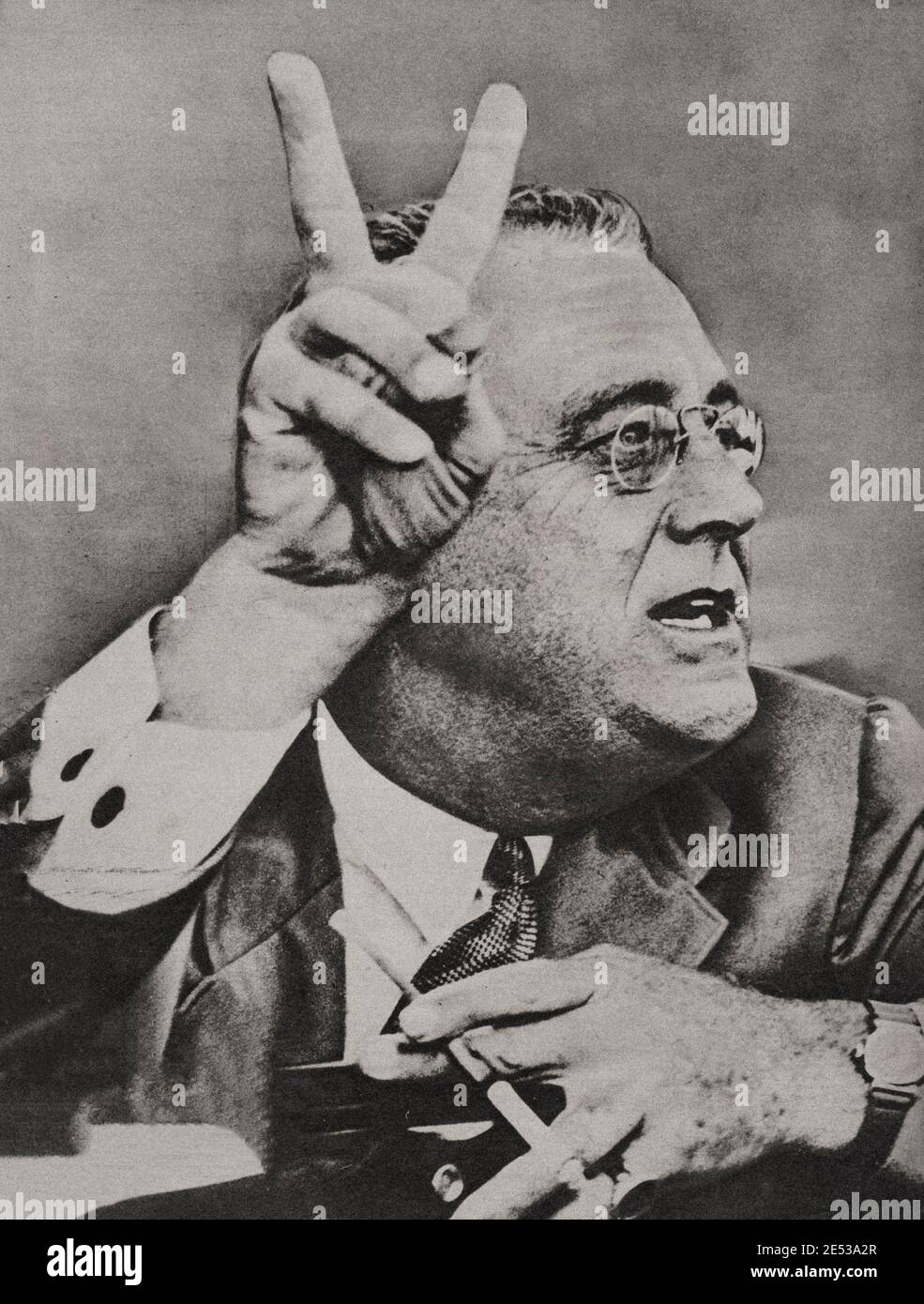 Foto d'archivio di Franklin D. Roosevelt. Dalla rivista francese del 21 novembre 1942 la promettente 'V'... Questa volta, è il presidente Roosevelt a firmi Foto Stock