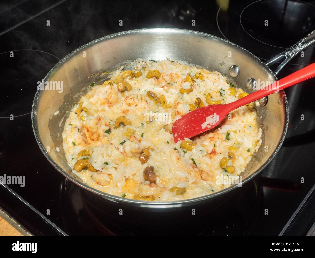 I gamberi dolci e croccanti sono fritti in padella con il cashew croccante e dolce è piatto di pesce stupefacente e super veloce e semplice da preparare. Foto Stock