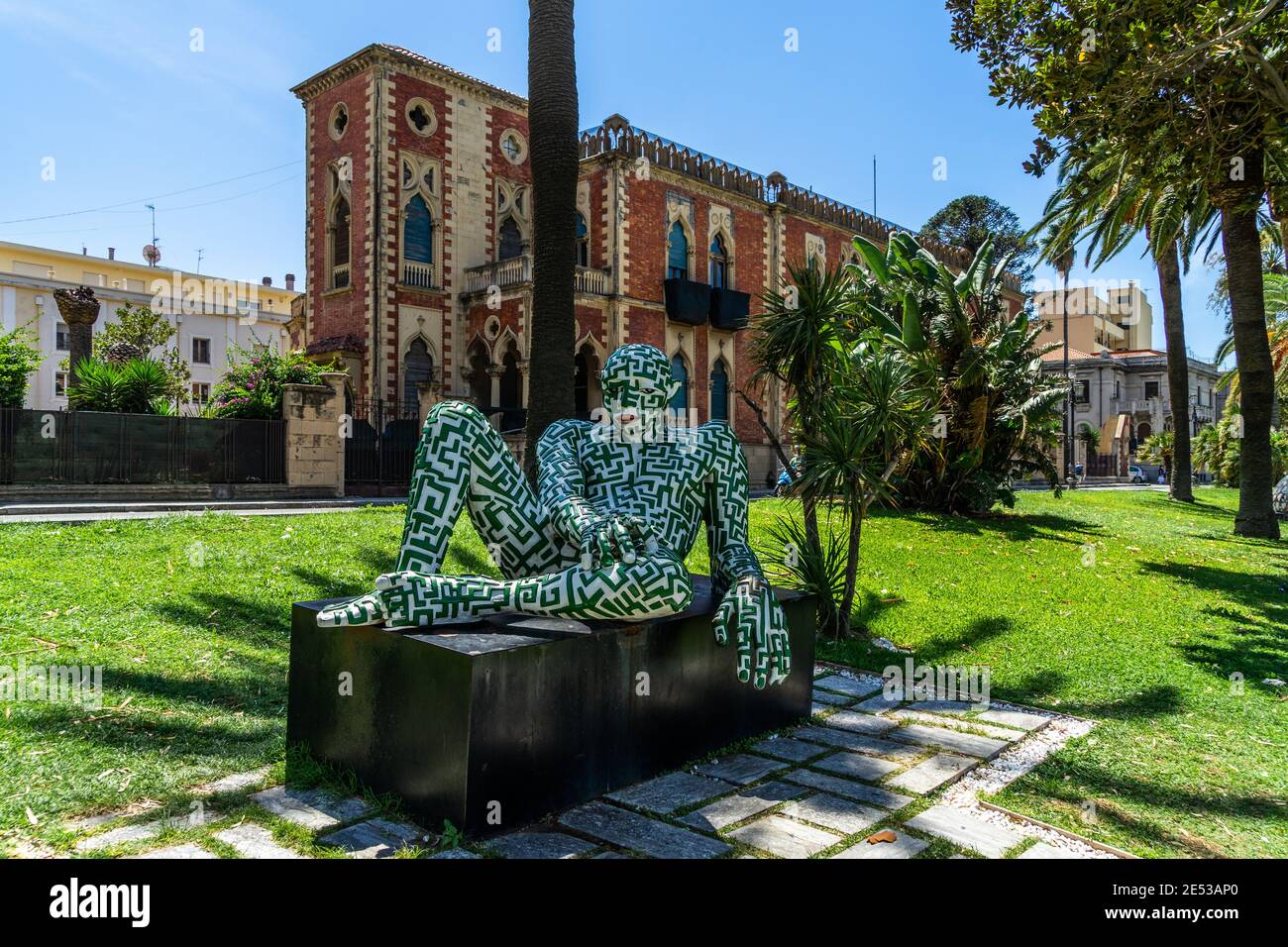 Reggio Calabria, Italia, 2020 agosto – scultura dell'artista italiano Rabarama (Paola Epifani) di fronte a Villa Geonoese Zerbi Foto Stock