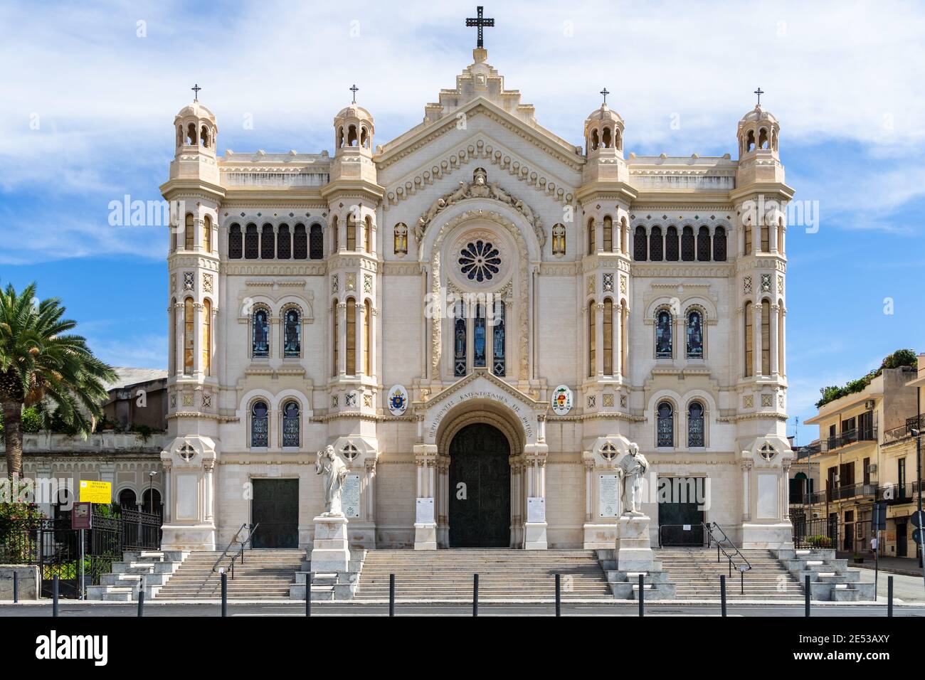 Facciata della Cattedrale di Reggio Calabria costruita nel 1928 in stile eclettico moderno, Italia Foto Stock