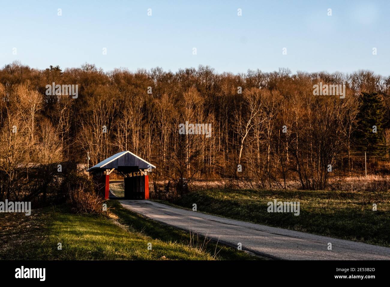 Somerset, Ohio/USA-5 gennaio 2019: Strada di campagna che conduce allo storico ponte coperto Hopewell Church, costruito nel 1874, è ancora in uso Foto Stock