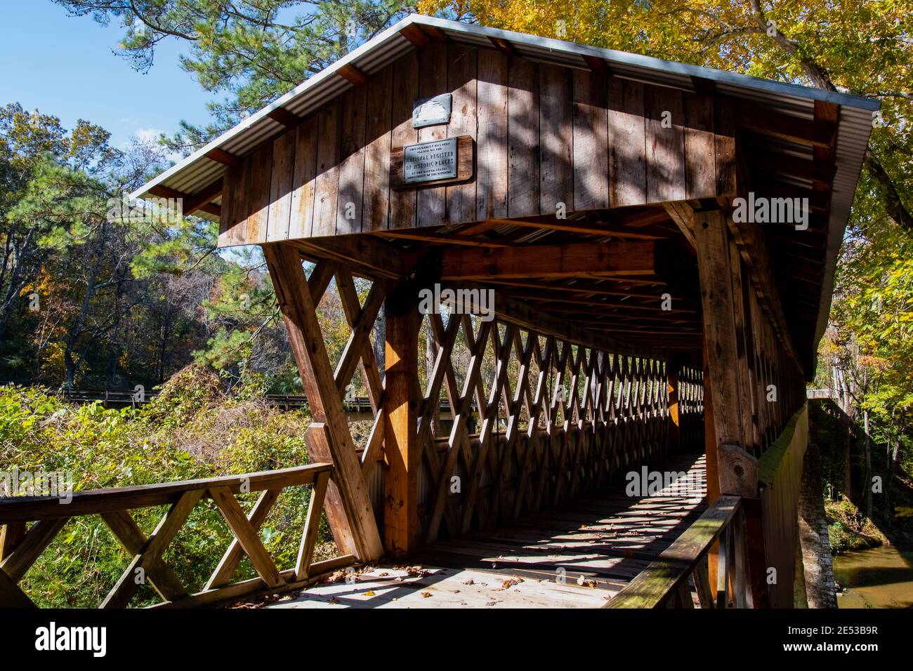 Bethel Alabama/USA-10 novembre 2018: Ingresso della storica. Ponte coperto Clarkson. Questo ponte di 270 metri si estende su Crooked Creek e dispone di una città Foto Stock