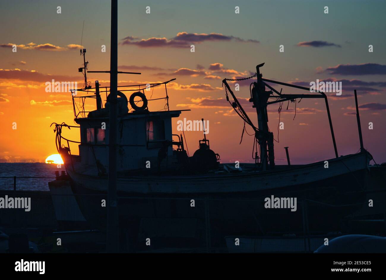 Silhouette di una vecchia barca da pesca Foto Stock
