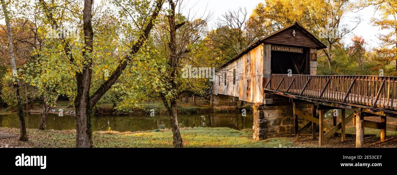 Childersburg, Alabama/USA-nov. 10, 2018: Ponte coperto Panorma di Kymulga, su dei due ponti rimanenti del 19 ° secolo che rimangono nel loro originale l Foto Stock
