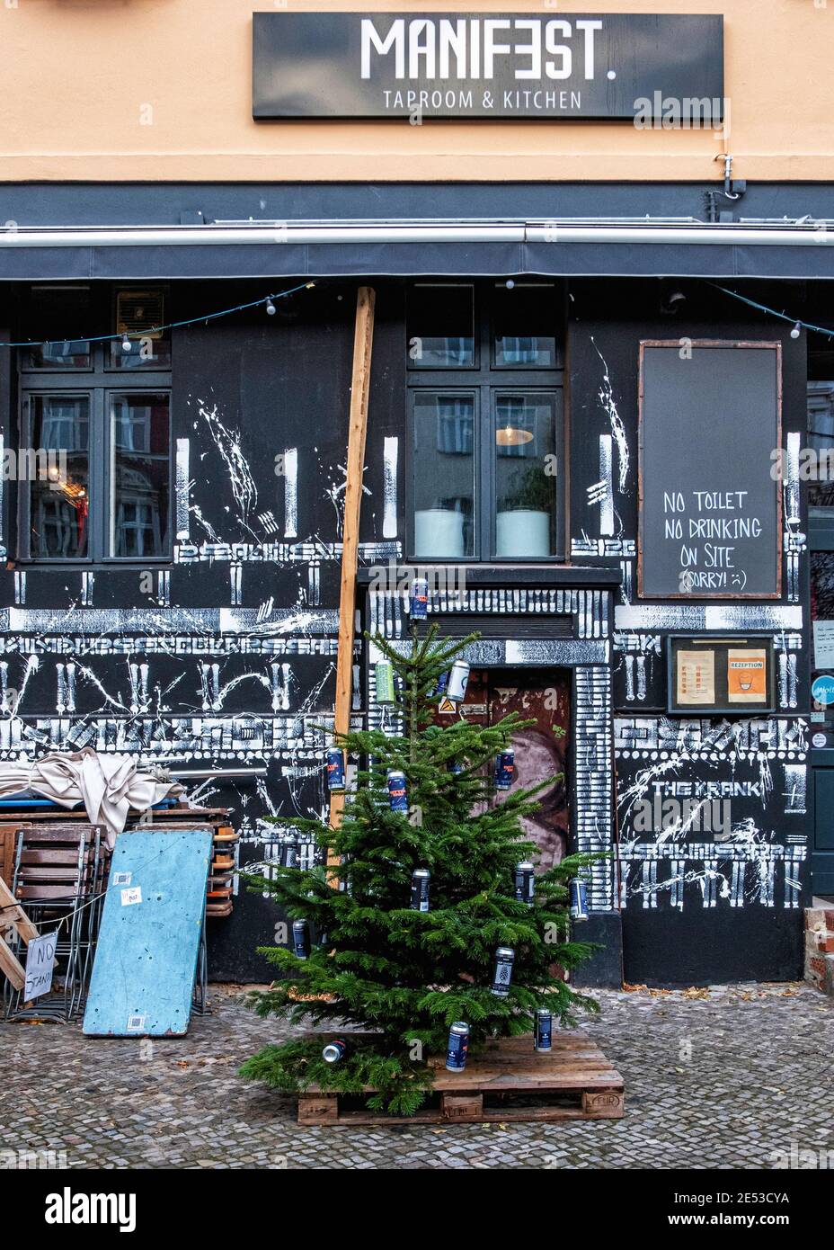 Albero di Natale con le decorazioni di lattine di birra fuori manifesto Taproom in Oderberger Strasse, Berlino Foto Stock