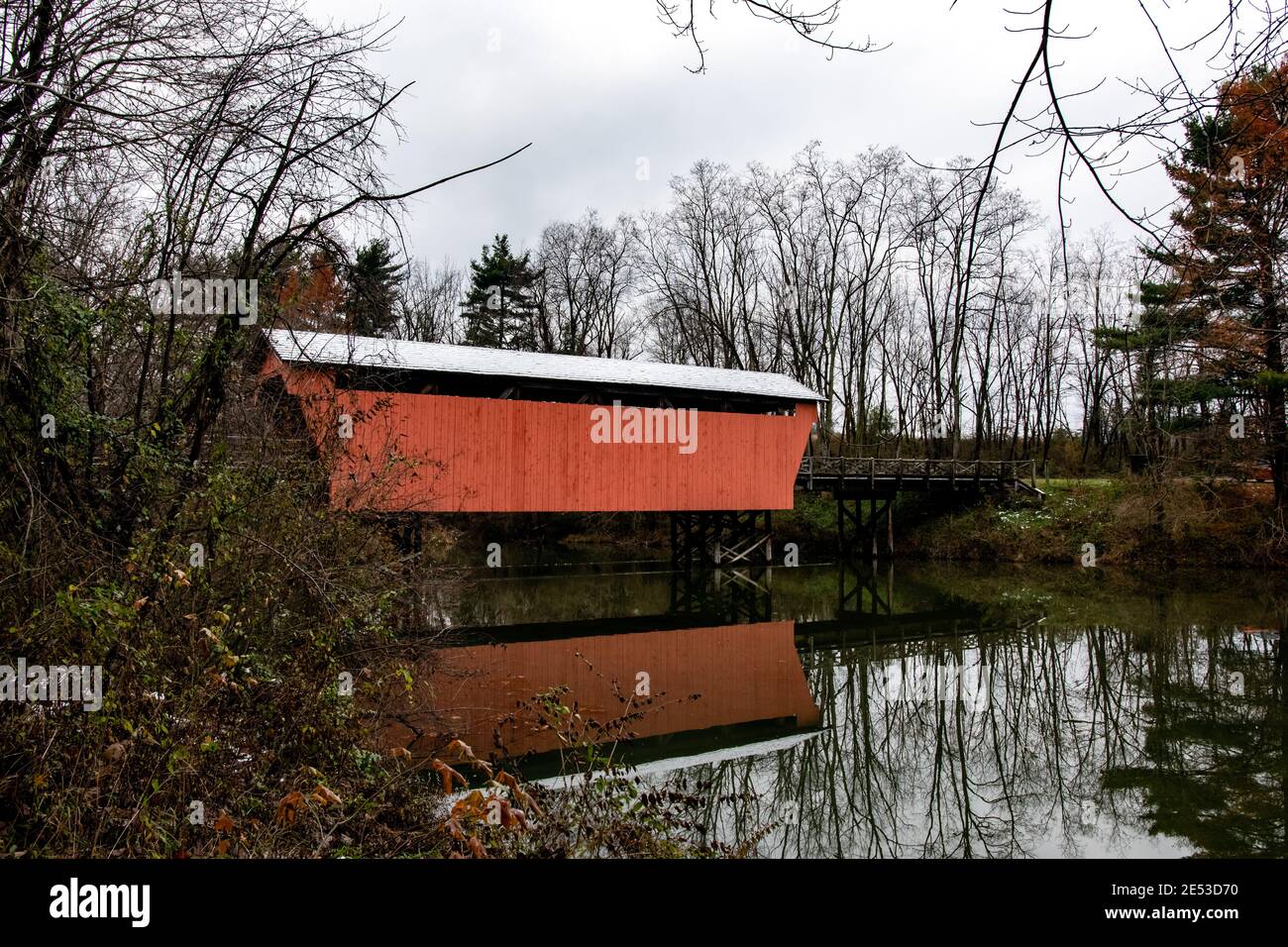 St. Clairsville, Ohio/USA-17 novembre 2018: Il ponte coperto Shaeffer Campbell che attraversa il College Pond nel campus dell'Ohio University Eastern Campu Foto Stock