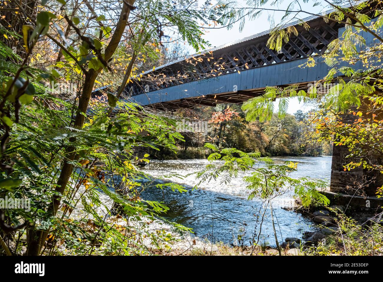 Cleveland, Alabama/USA-10 novembre 2018: Lo storico Swann Covered Bridge che attraversa la panoramica gola della Locust Fork. Il ponte fu originariamente costruito io Foto Stock