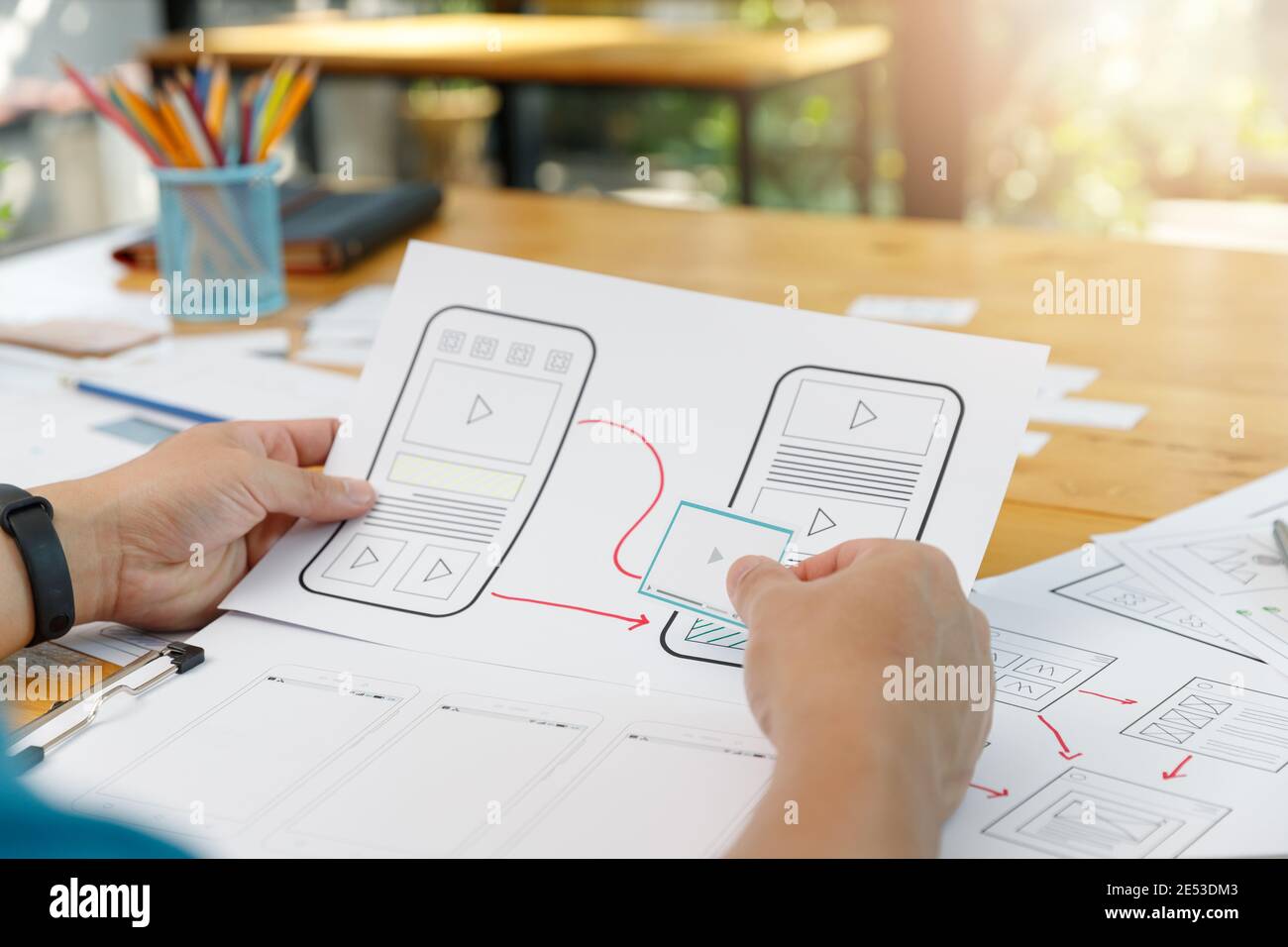 Graphic designer lavorano insieme con UX designer di interfaccia utente di applicazione di pianificazione del layout del modello di quadro per telefono cellulare mobile computer Foto Stock