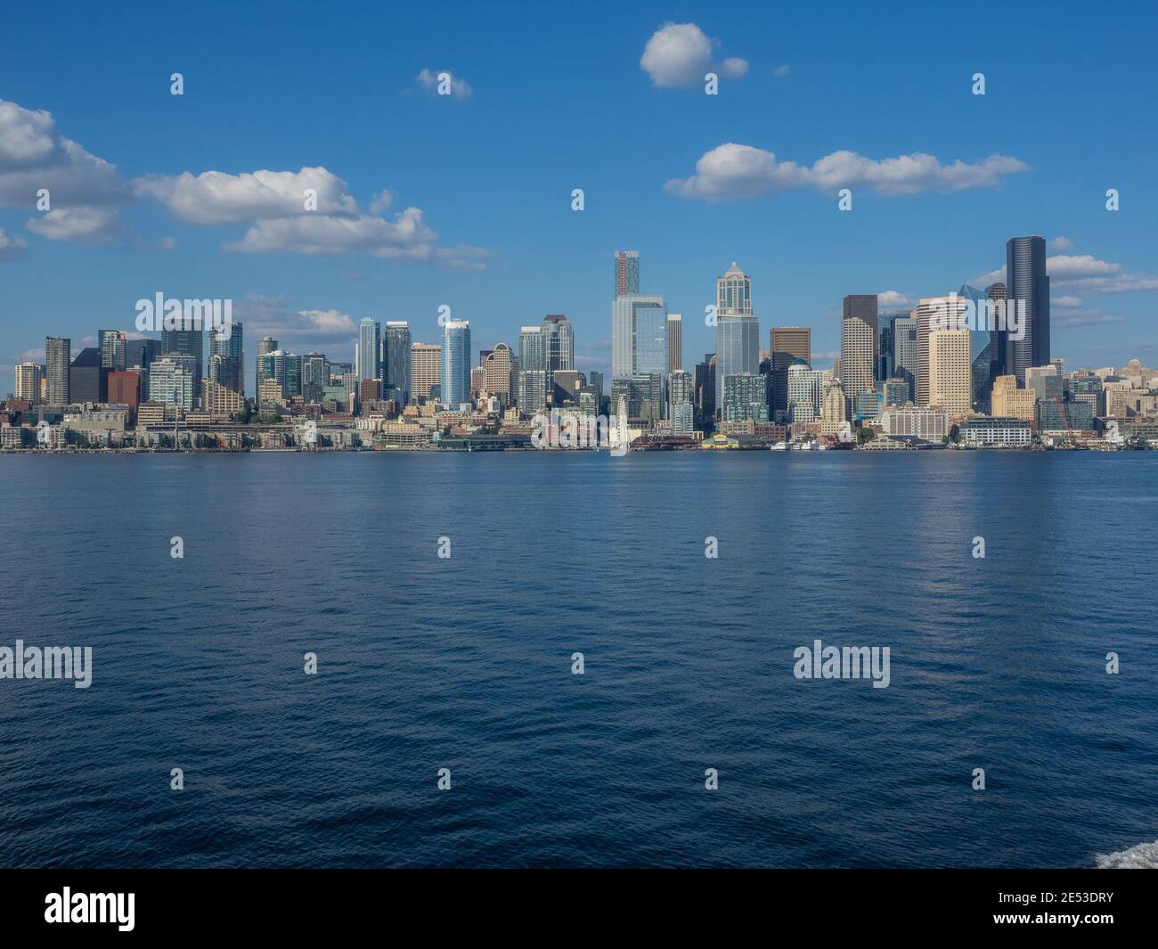 Il lungomare di Seattle dal traghetto dell'isola di Bainbridge mentre si avvicina Il terminal dei traghetti di Seattle presso Colman Dock Foto Stock