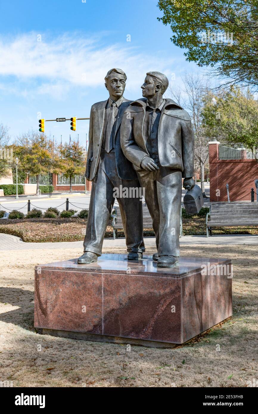 Montgomery, Alabama/USA-20 gennaio 2018: La statua intitolata 'Commercio' trovata di fronte alla Torre RSA simboleggia un collare blu a grandezza naturale e un col bianco Foto Stock