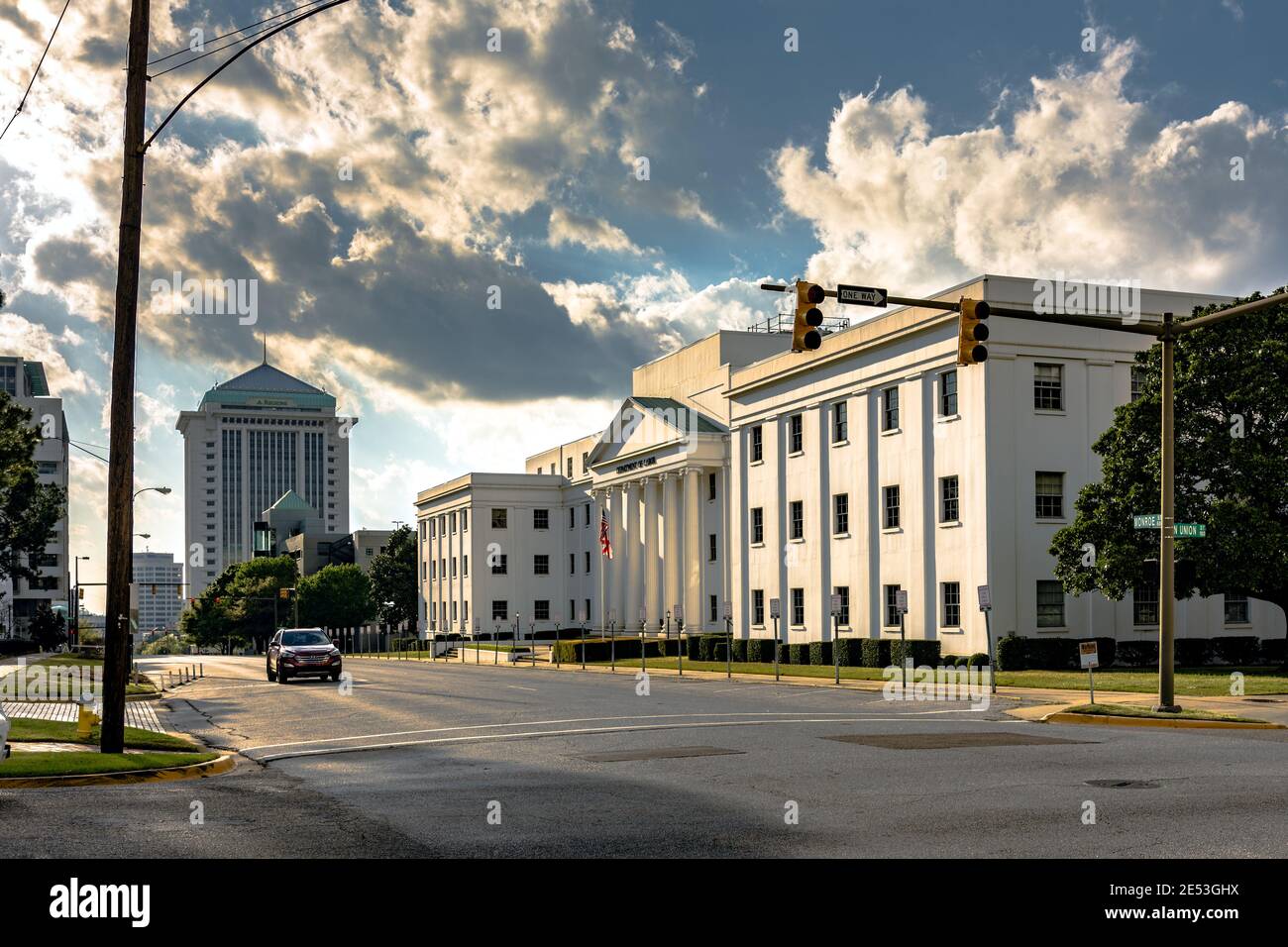 Montgomery, Alabama, Stati Uniti d'America - 18 marzo 2017: Una vista lungo Monroe Street con l'Alabama Department of Labor Building e RSA Tower sullo sfondo. Foto Stock
