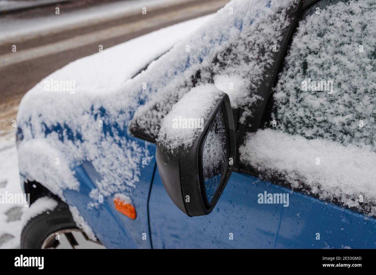 La neve copre l'angolo anteriore di un'auto parcheggiata Foto Stock