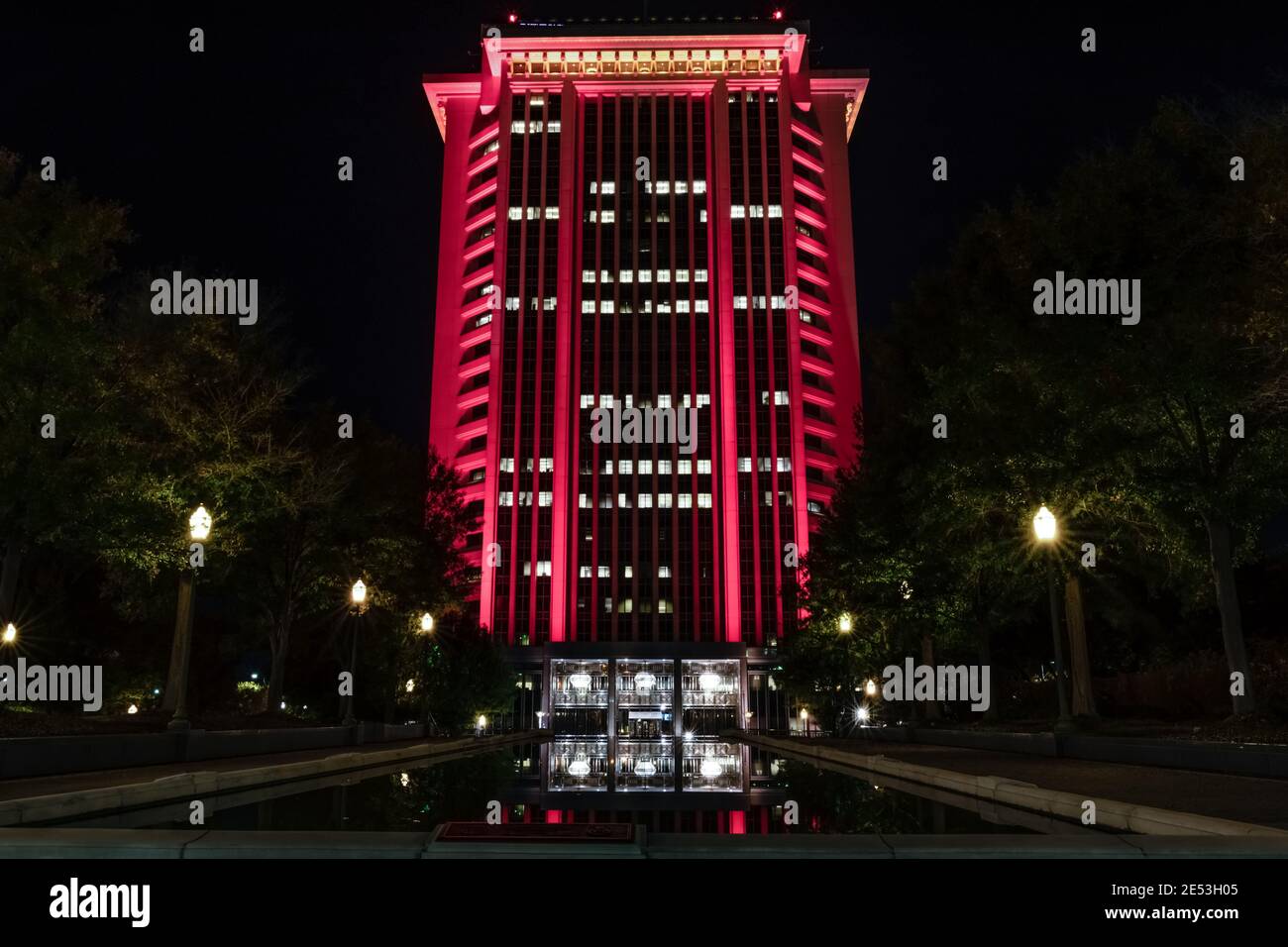 Montgomery, Alabama/USA-Dicembre 18. 2018: La Torre RSA nel centro di Montgomery illuminata in rosso con la piscina di riflessione in primo piano. Foto Stock