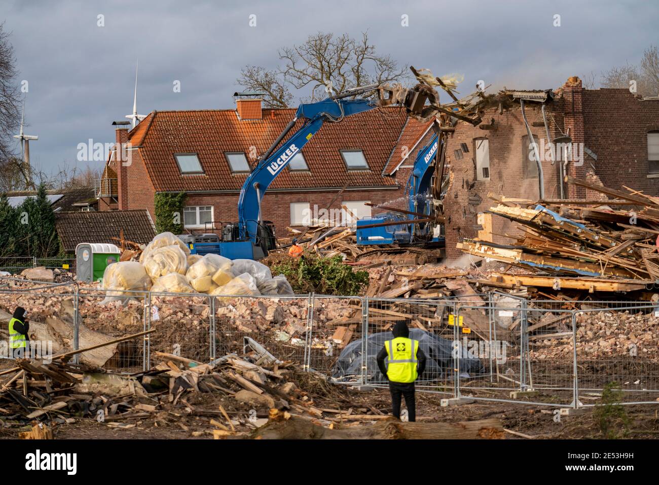 Demolizione del villaggio di Lützerath nei pressi di Erkelenz da parte della società energetica RWE per far posto alla miniera di lignite a cielo aperto Garzweiler II, proteste di r Foto Stock