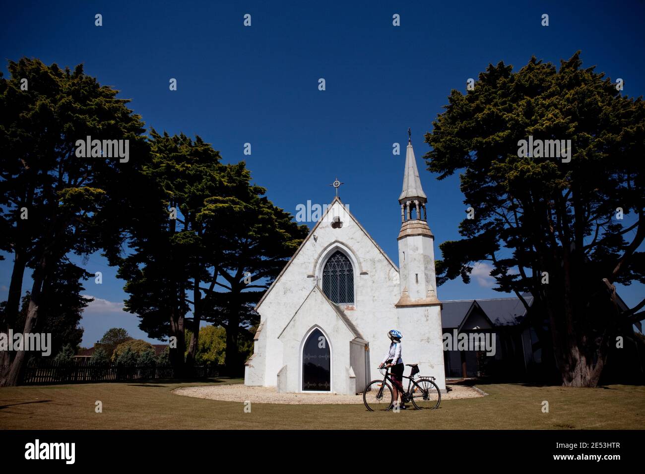 AllTrails ciclisti che girano si fermano in una chiesa sulla penisola di Bellarine. Foto Stock