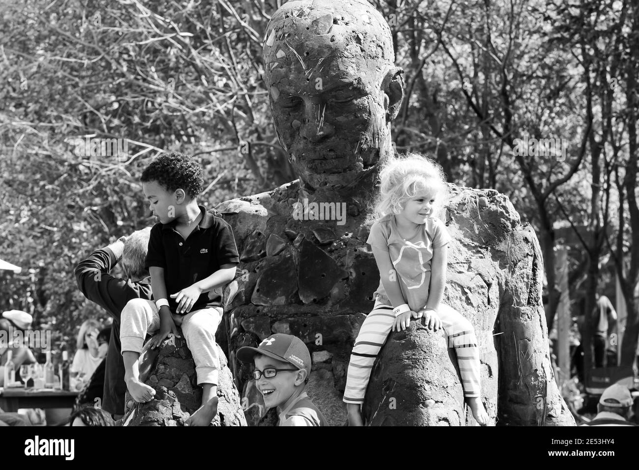 JOHANNESBURG, SUDAFRICA - 05 gennaio 2021: Johannesburg, Sudafrica - 09 2015 maggio: Bambini seduti su un pezzo d'arte al Nirox Sculpture Park Foto Stock