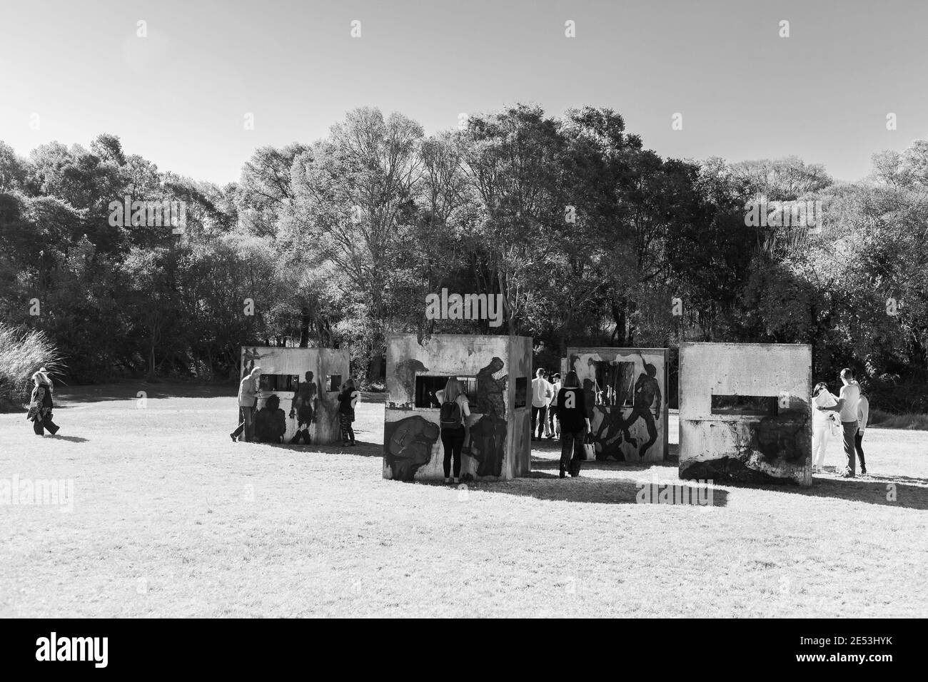 JOHANNESBURG, SUD AFRICA - 05 gennaio 2021: Johannesburg, Sud Africa - 12 2018 maggio: Persone che ammirano un pezzo d'arte al Nirox Sculpture Park Foto Stock