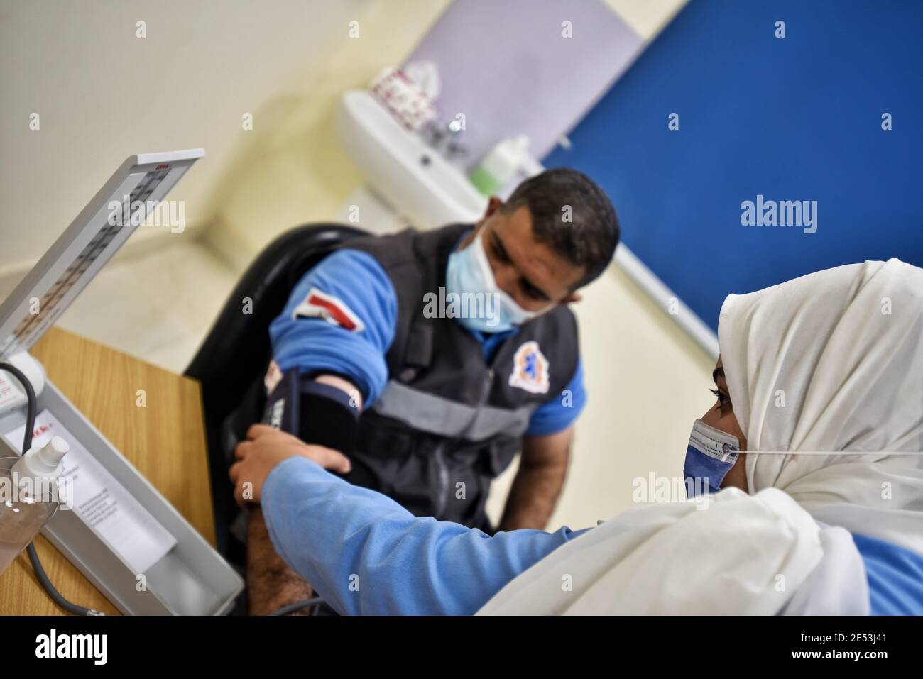 24 gennaio 2021: Ismailia, Egitto. 24 gennaio 2021. Il personale medico riceve il vaccino cinese Sinopharm Covid-19 presso l'ospedale Abu Khalifa, nella città egiziana nord-orientale di Ismailia. La campagna di vaccinazione è iniziata nel paese e si rivolge ai primi operatori sanitari di 40 ospedali che isolano e curano i pazienti di Covid-19 in tutto il paese. Secondo le autorità egiziane, l'Egitto ha anche contratto l'acquisto di milioni di dosi di Pfizer/BioNTech e di AstraZeneca Vaccines Credit: Sayed Jaafar/IMAGESLIVE/ZUMA Wire/Alamy Live News Foto Stock