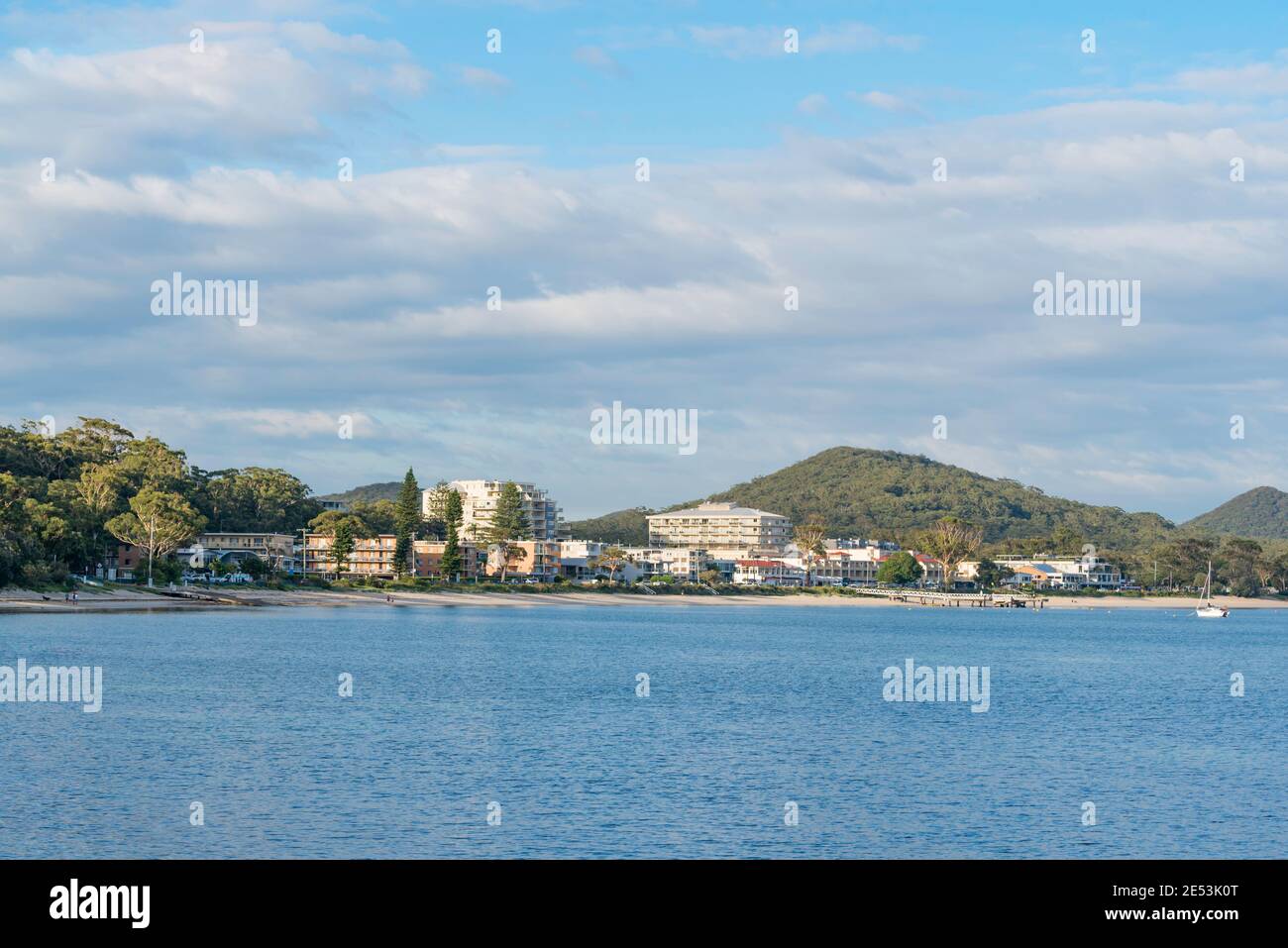 Guardando verso sud-ovest verso la città di Shoal Bay da Tomaree, dirigiti all'ingresso di Port Stephens, New South Wales, Australia Foto Stock