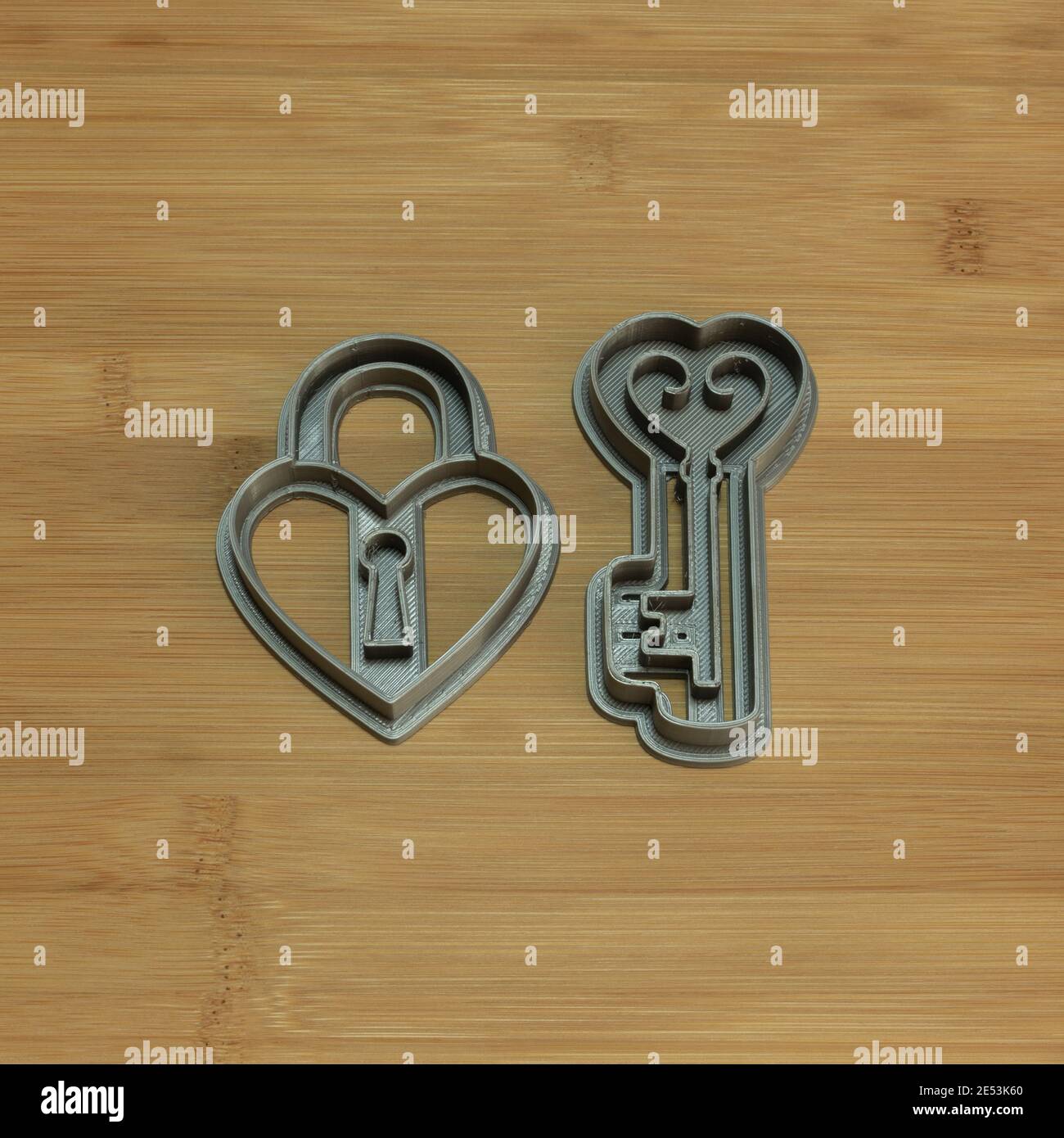 Vista dall'alto della serratura e delle taglierine in plastilina a forma di chiave su un tavolo di legno Foto Stock