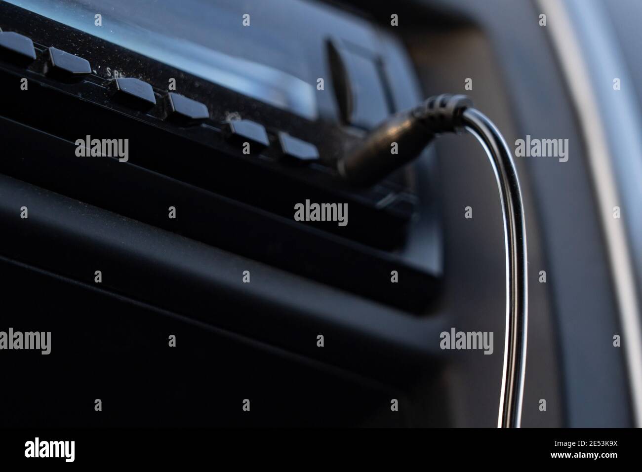 Inserimento del cavo AUX sull'audio dell'auto per riprodurre la musica telefono cellulare Foto Stock