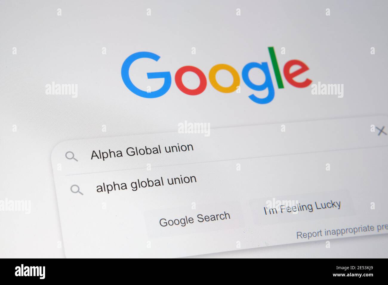 Parole Alpha Global Union visualizzate digitate nella barra di ricerca di Google sullo schermo del tablet. I lavoratori dell’alfabeto annunciano Alpha Global, un nuovo alleato dell’Unione globale Foto Stock