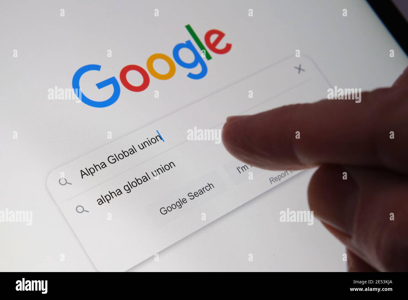 Parole Alpha Global Union visualizzate digitate nella barra di ricerca di Google sullo schermo del tablet. I lavoratori dell’alfabeto annunciano Alpha Global, un nuovo alleato dell’Unione globale Foto Stock
