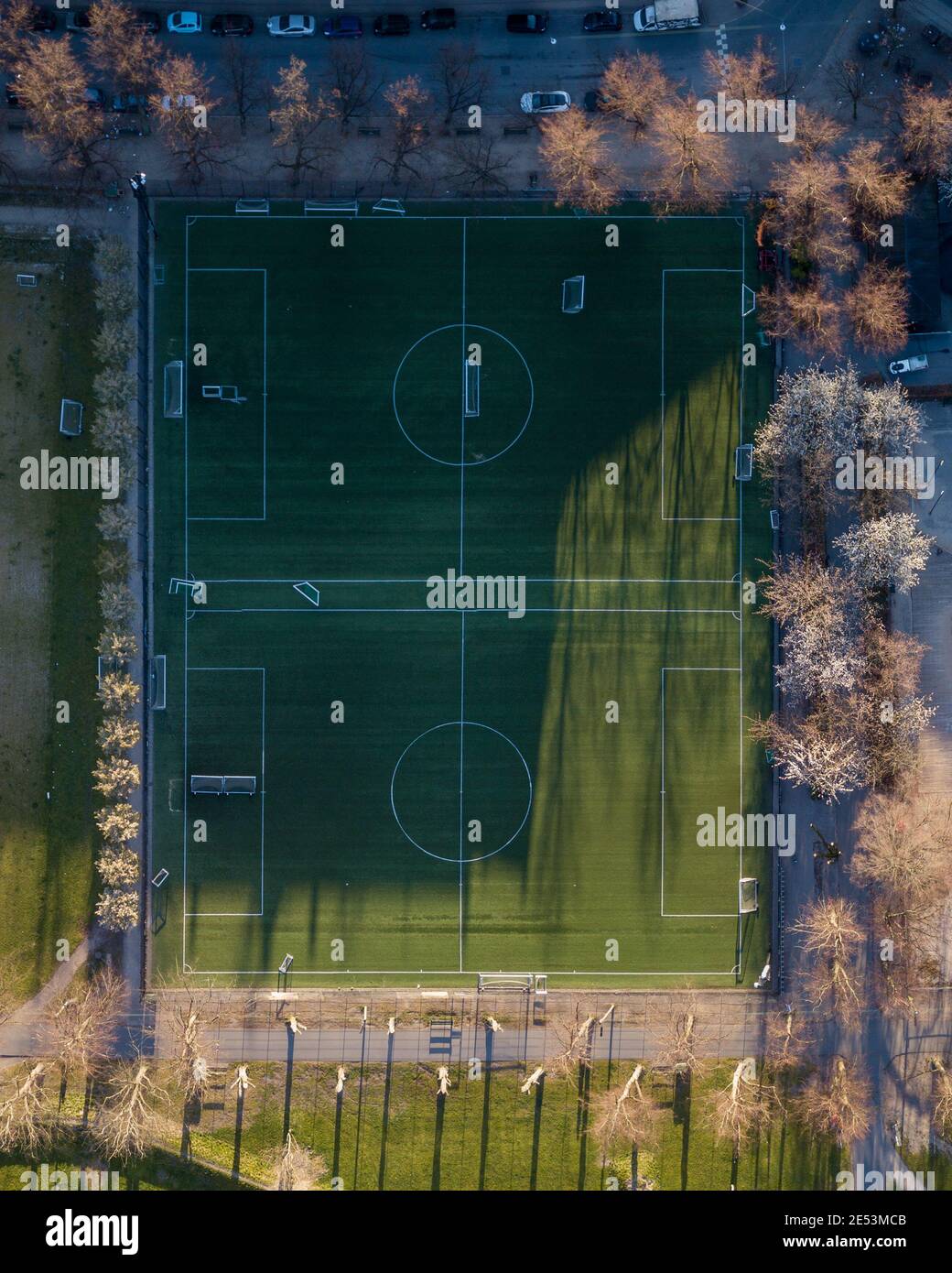 Drone Visualizza dei campi di calcio a Norrebro, Copenhagen Foto Stock