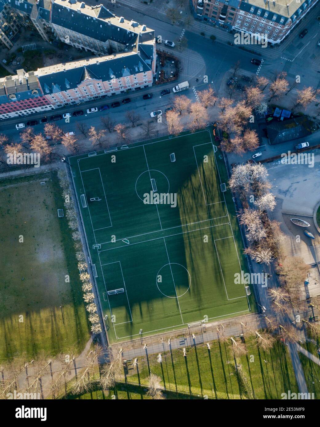 Drone Visualizza dei campi di calcio a Norrebro, Copenhagen Foto Stock